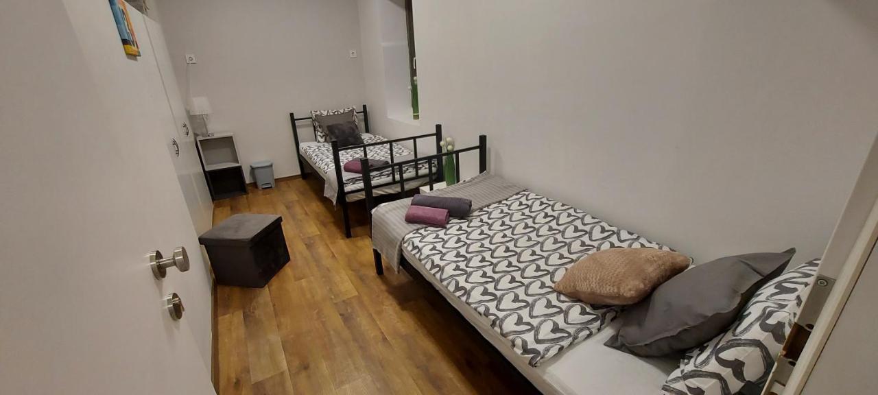 London Fog Apartment In The Party District Budapest Exterior foto