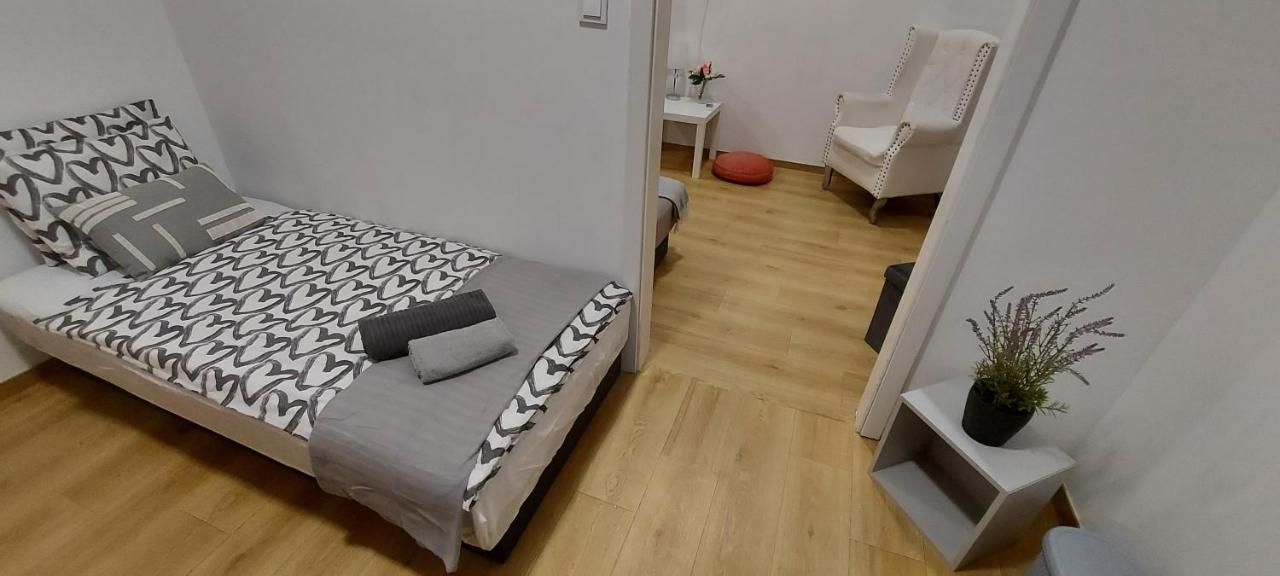 London Fog Apartment In The Party District Budapest Exterior foto