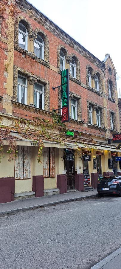 London Fog Apartment In The Party District Budapest Exterior foto